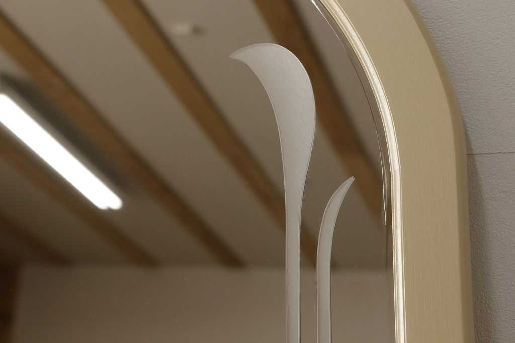 姿見を壁掛け仕様にリメイク!木枠は白ベースの色味にペイント。面取りは、内側を内丸面(大)、外側をシンプルな丸面取りにて。