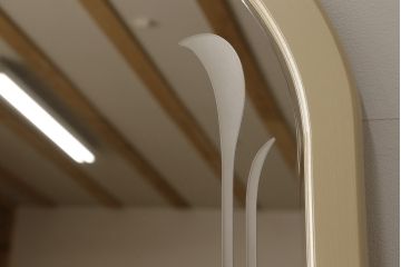 姿見を壁掛け仕様にリメイク!木枠は白ベースの色味にペイント。面取りは、内側を内丸面(大)、外側をシンプルな丸面取りにて。