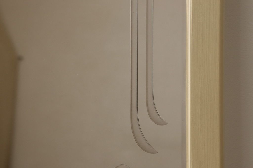 姿見を壁掛け仕様にリメイク!木枠は白ベースの色味にペイント。面取りは、内側を内丸面(大)、外側をシンプルな丸面取りにて。