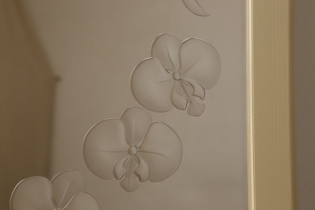 姿見を壁掛け仕様にリメイク!木枠は白ベースの色味にペイント。面取りは、内側を内丸面(大)、外側をシンプルな丸面取りにて。