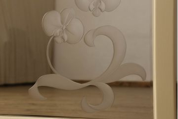 姿見を壁掛け仕様にリメイク!木枠は白ベースの色味にペイント。面取りは、内側を内丸面(大)、外側をシンプルな丸面取りにて。