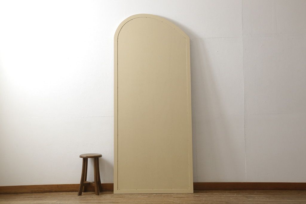 姿見を壁掛け仕様にリメイク!木枠は白ベースの色味にペイント。面取りは、内側を内丸面(大)、外側をシンプルな丸面取りにて。