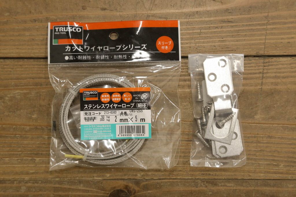 姿見を壁掛け仕様にリメイク!木枠は白ベースの色味にペイント。面取りは、内側を内丸面(大)、外側をシンプルな丸面取りにて。