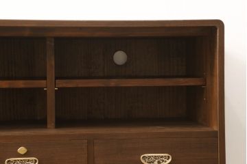 3段重ね桐箪笥をローボードと衣装箪笥にリメイク!上段の引き戸に花菱紋様ガラスをはめ込み、棚板は可動式に。天板内部をヒノキ材で補強し、鉄脚の取り付け。オーク系のステイン塗料とウレタン仕上げに。中下段はキャスターを取り付け、ステイン塗料と蜜蝋ワックス仕上げ。