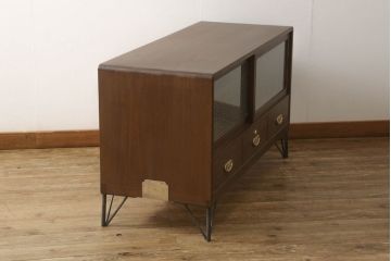 3段重ね桐箪笥をローボードと衣装箪笥にリメイク!上段の引き戸に花菱紋様ガラスをはめ込み、棚板は可動式に。天板内部をヒノキ材で補強し、鉄脚の取り付け。オーク系のステイン塗料とウレタン仕上げに。中下段はキャスターを取り付け、ステイン塗料と蜜蝋ワックス仕上げ。