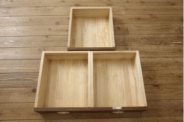 3段重ね桐箪笥をローボードと衣装箪笥にリメイク!上段の引き戸に花菱紋様ガラスをはめ込み、棚板は可動式に。天板内部をヒノキ材で補強し、鉄脚の取り付け。オーク系のステイン塗料とウレタン仕上げに。中下段はキャスターを取り付け、ステイン塗料と蜜蝋ワックス仕上げ。