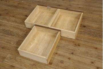 3段重ね桐箪笥をローボードと衣装箪笥にリメイク!上段の引き戸に花菱紋様ガラスをはめ込み、棚板は可動式に。天板内部をヒノキ材で補強し、鉄脚の取り付け。オーク系のステイン塗料とウレタン仕上げに。中下段はキャスターを取り付け、ステイン塗料と蜜蝋ワックス仕上げ。