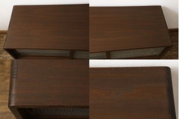 3段重ね桐箪笥をローボードと衣装箪笥にリメイク!上段の引き戸に花菱紋様ガラスをはめ込み、棚板は可動式に。天板内部をヒノキ材で補強し、鉄脚の取り付け。オーク系のステイン塗料とウレタン仕上げに。中下段はキャスターを取り付け、ステイン塗料と蜜蝋ワックス仕上げ。