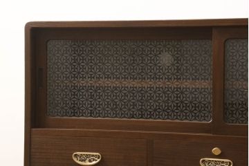 3段重ね桐箪笥をローボードと衣装箪笥にリメイク!上段の引き戸に花菱紋様ガラスをはめ込み、棚板は可動式に。天板内部をヒノキ材で補強し、鉄脚の取り付け。オーク系のステイン塗料とウレタン仕上げに。中下段はキャスターを取り付け、ステイン塗料と蜜蝋ワックス仕上げ。