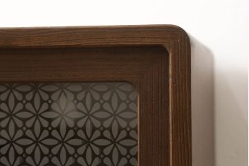 3段重ね桐箪笥をローボードと衣装箪笥にリメイク!上段の引き戸に花菱紋様ガラスをはめ込み、棚板は可動式に。天板内部をヒノキ材で補強し、鉄脚の取り付け。オーク系のステイン塗料とウレタン仕上げに。中下段はキャスターを取り付け、ステイン塗料と蜜蝋ワックス仕上げ。