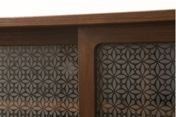 3段重ね桐箪笥をローボードと衣装箪笥にリメイク!上段の引き戸に花菱紋様ガラスをはめ込み、棚板は可動式に。天板内部をヒノキ材で補強し、鉄脚の取り付け。オーク系のステイン塗料とウレタン仕上げに。中下段はキャスターを取り付け、ステイン塗料と蜜蝋ワックス仕上げ。
