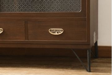 3段重ね桐箪笥をローボードと衣装箪笥にリメイク!上段の引き戸に花菱紋様ガラスをはめ込み、棚板は可動式に。天板内部をヒノキ材で補強し、鉄脚の取り付け。オーク系のステイン塗料とウレタン仕上げに。中下段はキャスターを取り付け、ステイン塗料と蜜蝋ワックス仕上げ。