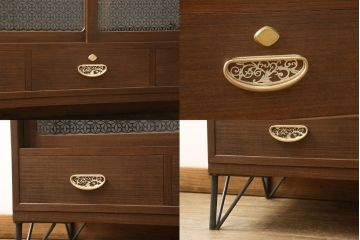3段重ね桐箪笥をローボードと衣装箪笥にリメイク!上段の引き戸に花菱紋様ガラスをはめ込み、棚板は可動式に。天板内部をヒノキ材で補強し、鉄脚の取り付け。オーク系のステイン塗料とウレタン仕上げに。中下段はキャスターを取り付け、ステイン塗料と蜜蝋ワックス仕上げ。
