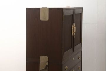 3段重ね桐箪笥をローボードと衣装箪笥にリメイク!上段の引き戸に花菱紋様ガラスをはめ込み、棚板は可動式に。天板内部をヒノキ材で補強し、鉄脚の取り付け。オーク系のステイン塗料とウレタン仕上げに。中下段はキャスターを取り付け、ステイン塗料と蜜蝋ワックス仕上げ。