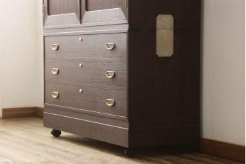 3段重ね桐箪笥をローボードと衣装箪笥にリメイク!上段の引き戸に花菱紋様ガラスをはめ込み、棚板は可動式に。天板内部をヒノキ材で補強し、鉄脚の取り付け。オーク系のステイン塗料とウレタン仕上げに。中下段はキャスターを取り付け、ステイン塗料と蜜蝋ワックス仕上げ。