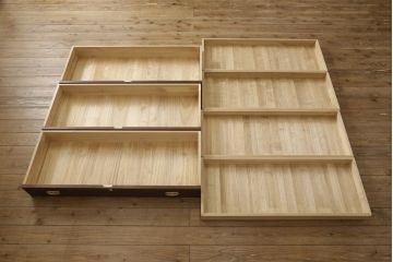 3段重ね桐箪笥をローボードと衣装箪笥にリメイク!上段の引き戸に花菱紋様ガラスをはめ込み、棚板は可動式に。天板内部をヒノキ材で補強し、鉄脚の取り付け。オーク系のステイン塗料とウレタン仕上げに。中下段はキャスターを取り付け、ステイン塗料と蜜蝋ワックス仕上げ。