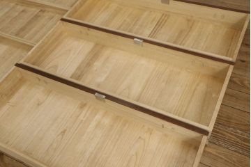 3段重ね桐箪笥をローボードと衣装箪笥にリメイク!上段の引き戸に花菱紋様ガラスをはめ込み、棚板は可動式に。天板内部をヒノキ材で補強し、鉄脚の取り付け。オーク系のステイン塗料とウレタン仕上げに。中下段はキャスターを取り付け、ステイン塗料と蜜蝋ワックス仕上げ。