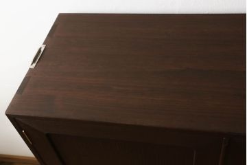 3段重ね桐箪笥をローボードと衣装箪笥にリメイク!上段の引き戸に花菱紋様ガラスをはめ込み、棚板は可動式に。天板内部をヒノキ材で補強し、鉄脚の取り付け。オーク系のステイン塗料とウレタン仕上げに。中下段はキャスターを取り付け、ステイン塗料と蜜蝋ワックス仕上げ。