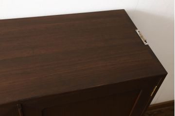 3段重ね桐箪笥をローボードと衣装箪笥にリメイク!上段の引き戸に花菱紋様ガラスをはめ込み、棚板は可動式に。天板内部をヒノキ材で補強し、鉄脚の取り付け。オーク系のステイン塗料とウレタン仕上げに。中下段はキャスターを取り付け、ステイン塗料と蜜蝋ワックス仕上げ。
