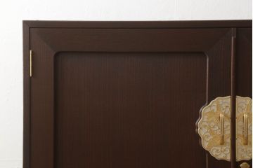 3段重ね桐箪笥をローボードと衣装箪笥にリメイク!上段の引き戸に花菱紋様ガラスをはめ込み、棚板は可動式に。天板内部をヒノキ材で補強し、鉄脚の取り付け。オーク系のステイン塗料とウレタン仕上げに。中下段はキャスターを取り付け、ステイン塗料と蜜蝋ワックス仕上げ。