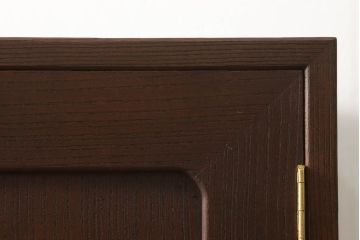 3段重ね桐箪笥をローボードと衣装箪笥にリメイク!上段の引き戸に花菱紋様ガラスをはめ込み、棚板は可動式に。天板内部をヒノキ材で補強し、鉄脚の取り付け。オーク系のステイン塗料とウレタン仕上げに。中下段はキャスターを取り付け、ステイン塗料と蜜蝋ワックス仕上げ。