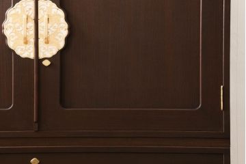 3段重ね桐箪笥をローボードと衣装箪笥にリメイク!上段の引き戸に花菱紋様ガラスをはめ込み、棚板は可動式に。天板内部をヒノキ材で補強し、鉄脚の取り付け。オーク系のステイン塗料とウレタン仕上げに。中下段はキャスターを取り付け、ステイン塗料と蜜蝋ワックス仕上げ。