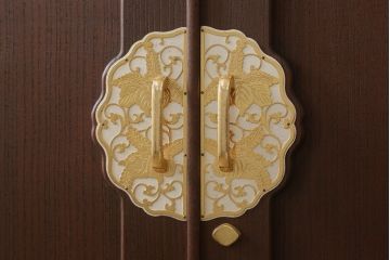 3段重ね桐箪笥をローボードと衣装箪笥にリメイク!上段の引き戸に花菱紋様ガラスをはめ込み、棚板は可動式に。天板内部をヒノキ材で補強し、鉄脚の取り付け。オーク系のステイン塗料とウレタン仕上げに。中下段はキャスターを取り付け、ステイン塗料と蜜蝋ワックス仕上げ。
