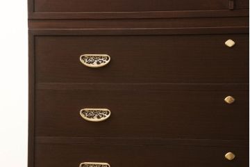 3段重ね桐箪笥をローボードと衣装箪笥にリメイク!上段の引き戸に花菱紋様ガラスをはめ込み、棚板は可動式に。天板内部をヒノキ材で補強し、鉄脚の取り付け。オーク系のステイン塗料とウレタン仕上げに。中下段はキャスターを取り付け、ステイン塗料と蜜蝋ワックス仕上げ。