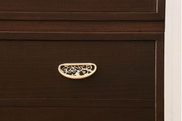 3段重ね桐箪笥をローボードと衣装箪笥にリメイク!上段の引き戸に花菱紋様ガラスをはめ込み、棚板は可動式に。天板内部をヒノキ材で補強し、鉄脚の取り付け。オーク系のステイン塗料とウレタン仕上げに。中下段はキャスターを取り付け、ステイン塗料と蜜蝋ワックス仕上げ。