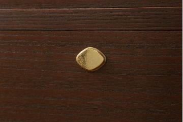 3段重ね桐箪笥をローボードと衣装箪笥にリメイク!上段の引き戸に花菱紋様ガラスをはめ込み、棚板は可動式に。天板内部をヒノキ材で補強し、鉄脚の取り付け。オーク系のステイン塗料とウレタン仕上げに。中下段はキャスターを取り付け、ステイン塗料と蜜蝋ワックス仕上げ。