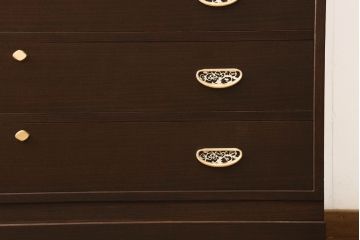 3段重ね桐箪笥をローボードと衣装箪笥にリメイク!上段の引き戸に花菱紋様ガラスをはめ込み、棚板は可動式に。天板内部をヒノキ材で補強し、鉄脚の取り付け。オーク系のステイン塗料とウレタン仕上げに。中下段はキャスターを取り付け、ステイン塗料と蜜蝋ワックス仕上げ。