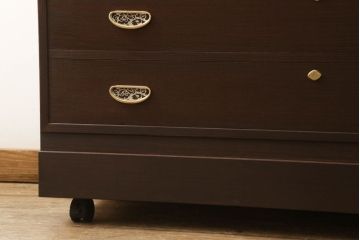 3段重ね桐箪笥をローボードと衣装箪笥にリメイク!上段の引き戸に花菱紋様ガラスをはめ込み、棚板は可動式に。天板内部をヒノキ材で補強し、鉄脚の取り付け。オーク系のステイン塗料とウレタン仕上げに。中下段はキャスターを取り付け、ステイン塗料と蜜蝋ワックス仕上げ。
