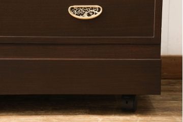 3段重ね桐箪笥をローボードと衣装箪笥にリメイク!上段の引き戸に花菱紋様ガラスをはめ込み、棚板は可動式に。天板内部をヒノキ材で補強し、鉄脚の取り付け。オーク系のステイン塗料とウレタン仕上げに。中下段はキャスターを取り付け、ステイン塗料と蜜蝋ワックス仕上げ。