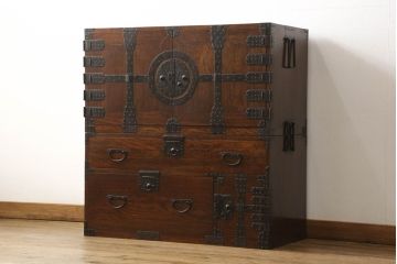 重ね箪笥を綺麗に再生!高品質リペアを施し、雰囲気を損なわないように修理。現状の雰囲気を残した仕上げに。