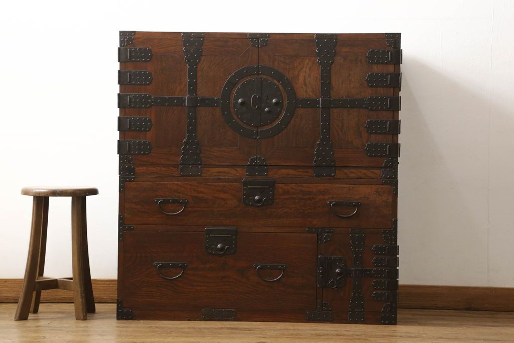 重ね箪笥を綺麗に再生!高品質リペアを施し、雰囲気を損なわないように修理。現状の雰囲気を残した仕上げに。