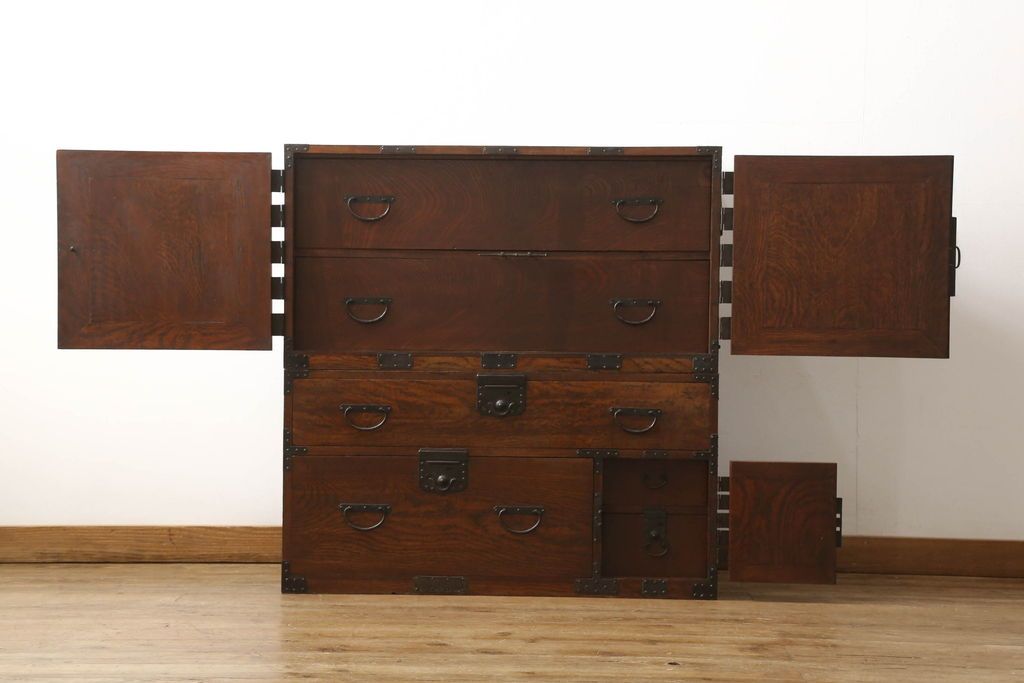 重ね箪笥を綺麗に再生!高品質リペアを施し、雰囲気を損なわないように修理。現状の雰囲気を残した仕上げに。