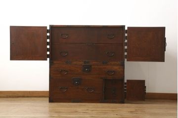 重ね箪笥を綺麗に再生!高品質リペアを施し、雰囲気を損なわないように修理。現状の雰囲気を残した仕上げに。