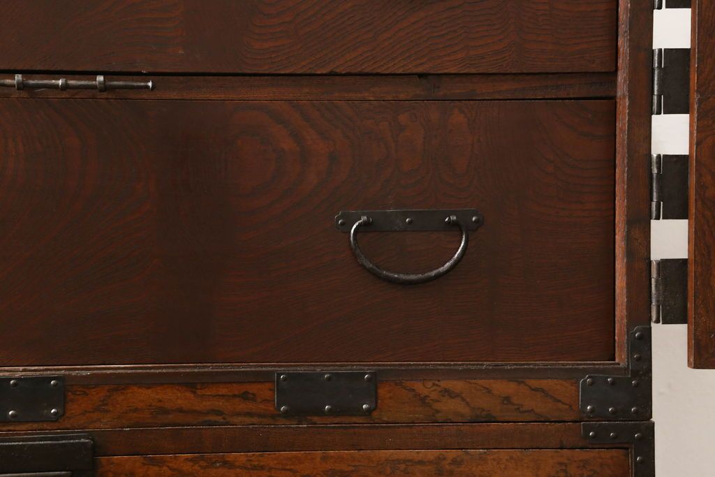 重ね箪笥を綺麗に再生!高品質リペアを施し、雰囲気を損なわないように修理。現状の雰囲気を残した仕上げに。