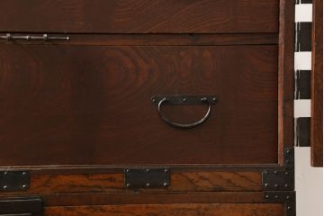 重ね箪笥を綺麗に再生!高品質リペアを施し、雰囲気を損なわないように修理。現状の雰囲気を残した仕上げに。