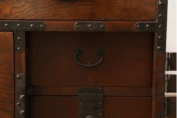 重ね箪笥を綺麗に再生!高品質リペアを施し、雰囲気を損なわないように修理。現状の雰囲気を残した仕上げに。