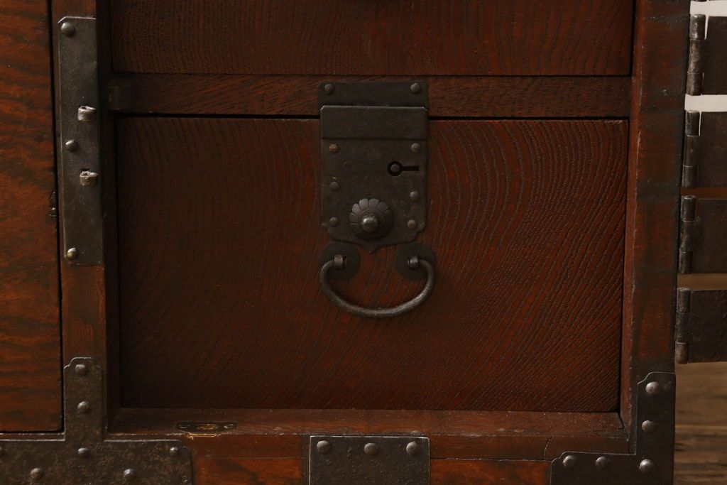 重ね箪笥を綺麗に再生!高品質リペアを施し、雰囲気を損なわないように修理。現状の雰囲気を残した仕上げに。