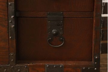 重ね箪笥を綺麗に再生!高品質リペアを施し、雰囲気を損なわないように修理。現状の雰囲気を残した仕上げに。