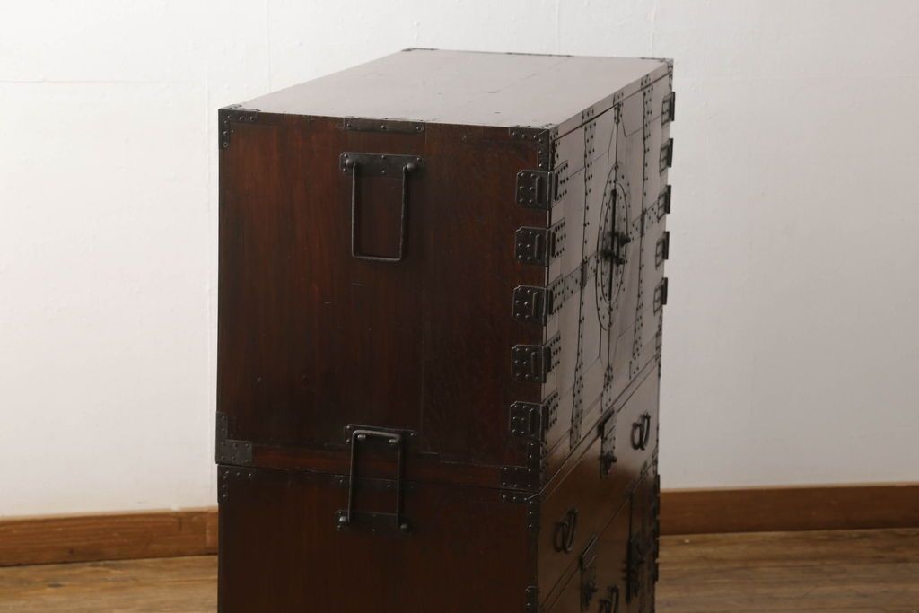 重ね箪笥を綺麗に再生!高品質リペアを施し、雰囲気を損なわないように修理。現状の雰囲気を残した仕上げに。