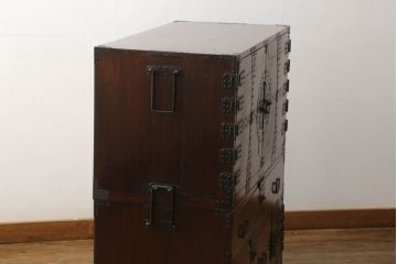 重ね箪笥を綺麗に再生!高品質リペアを施し、雰囲気を損なわないように修理。現状の雰囲気を残した仕上げに。