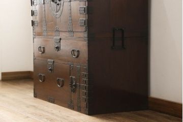 重ね箪笥を綺麗に再生!高品質リペアを施し、雰囲気を損なわないように修理。現状の雰囲気を残した仕上げに。