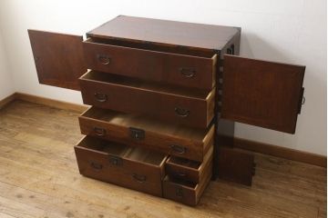 重ね箪笥を綺麗に再生!高品質リペアを施し、雰囲気を損なわないように修理。現状の雰囲気を残した仕上げに。