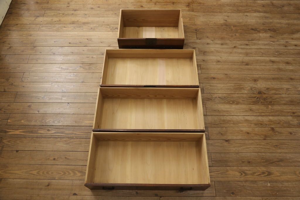 重ね箪笥を綺麗に再生!高品質リペアを施し、雰囲気を損なわないように修理。現状の雰囲気を残した仕上げに。