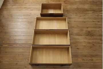 重ね箪笥を綺麗に再生!高品質リペアを施し、雰囲気を損なわないように修理。現状の雰囲気を残した仕上げに。