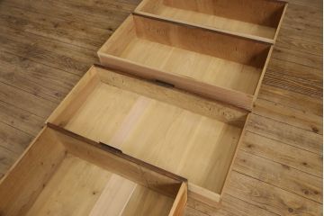 重ね箪笥を綺麗に再生!高品質リペアを施し、雰囲気を損なわないように修理。現状の雰囲気を残した仕上げに。