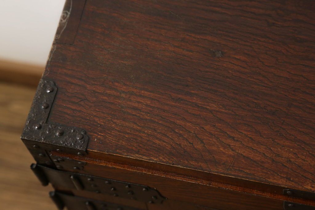 重ね箪笥を綺麗に再生!高品質リペアを施し、雰囲気を損なわないように修理。現状の雰囲気を残した仕上げに。